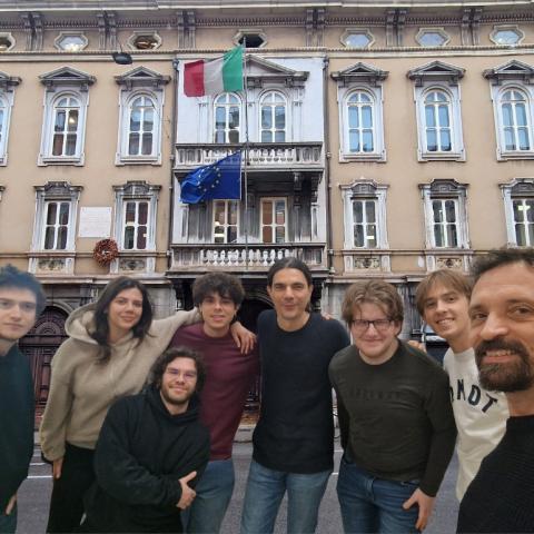 Micky Lee mit Studierenden