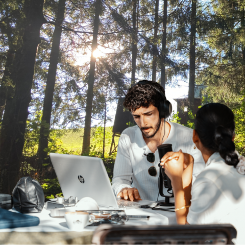 Medienmusiker vor Bildschirm bei dem Event Music in The Woods