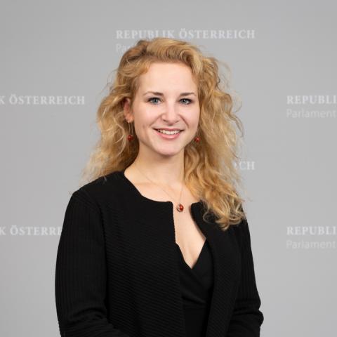 Eva-Maria Holzleitner
