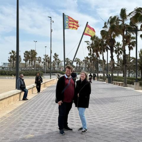 JAM MUSIC LAB Mitarbeiter:innen Patrick Meerwald und Sabrina Hauser vor Spanienflaggen