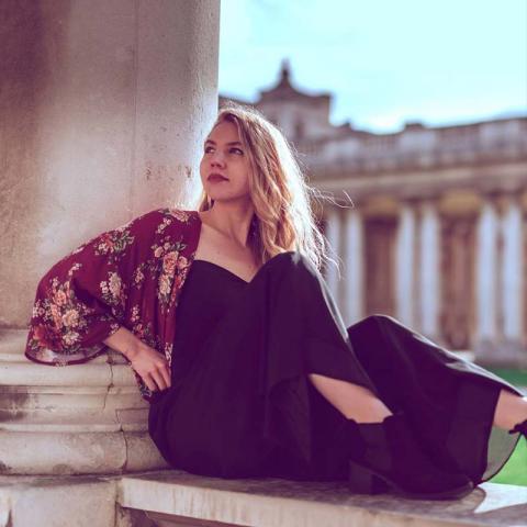 Magdalena Huber hat sich nach einem abgeschlossenen Musikstudium in London  (Institute of Contemporary Music Performance) für ein musikpädagogisches Studium  am JAM MUSIC LAB entschieden. Unter dem Künstlernamen „Maddy Rose“ arbeitet  sie mit dem „Label Silvertree“ zusammen und ihre aktuelle Single „You ain’t got me  waiting“ ist mit über 45.000 Spotifystreams nicht die erste erfolgreiche  Veröffentlichung.  Maddy Rose studiert in der Klasse von Anett Thoms 