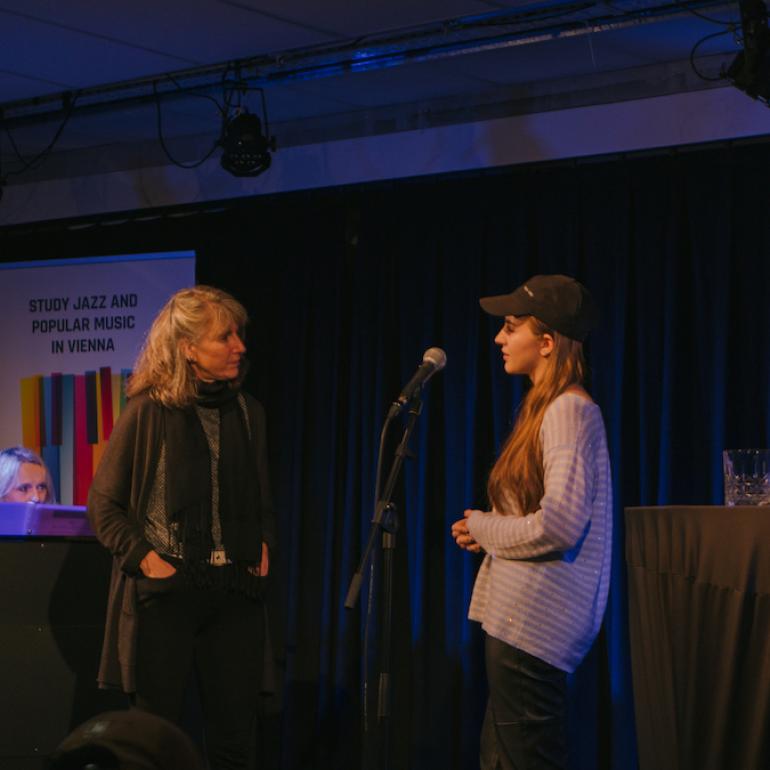 Alexis Cole mit Studentin