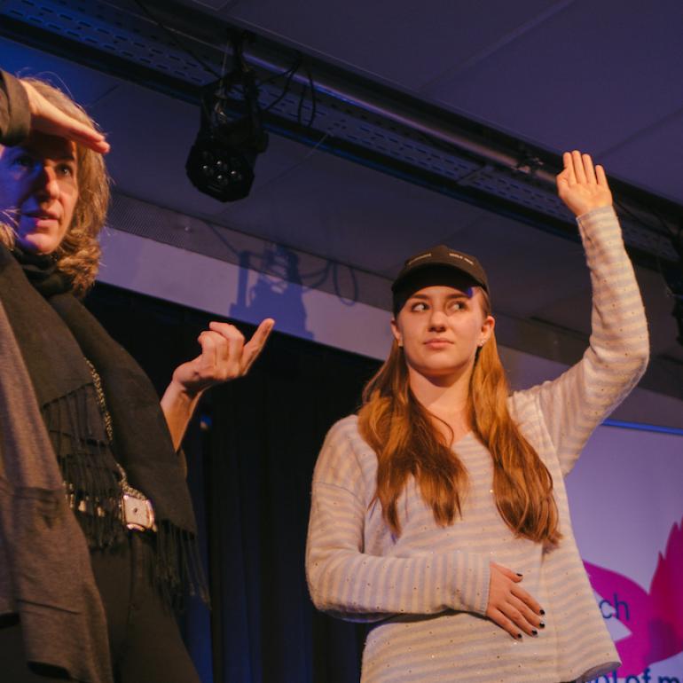 Alexis Cole und Studentin auf der Bühne