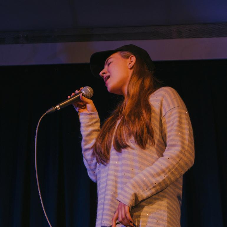 Studentin singt solo