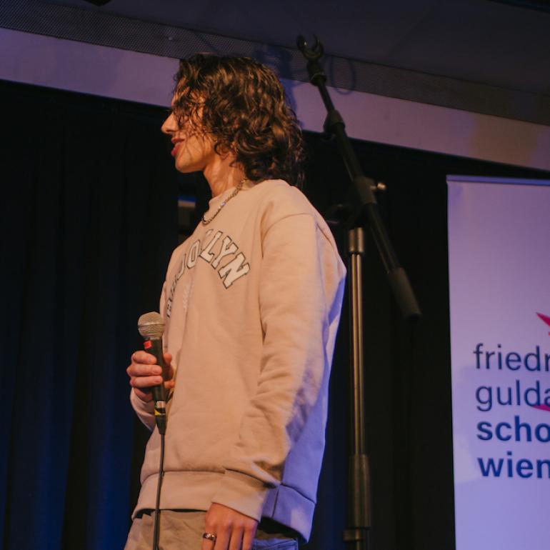 Student auf der Bühne