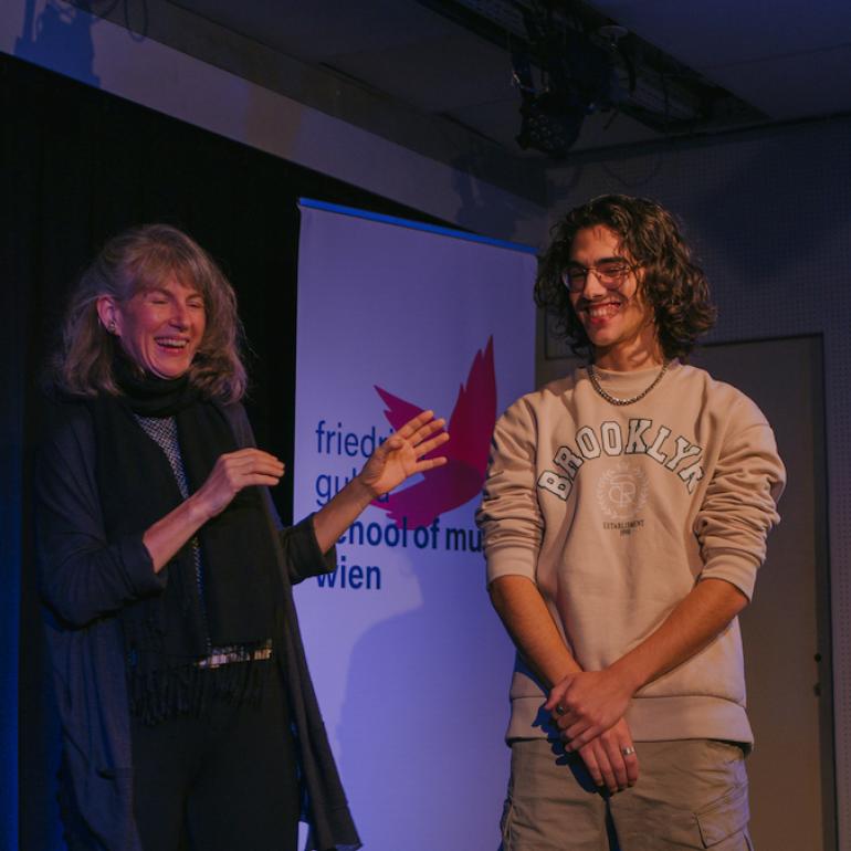 Alexis Cole und Student auf der Bühne